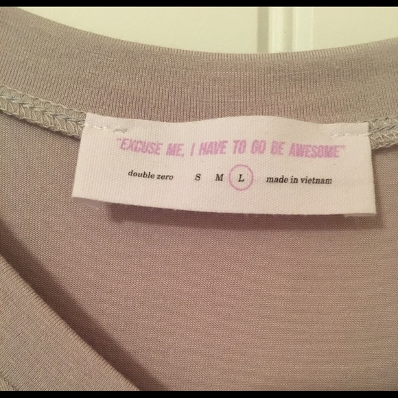 NWOT Short Sleeve v-neck Top tied at the bottom - Picture 2 of 5